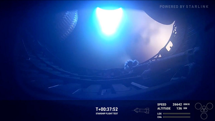 А вот и первый перезапуск двигателя Raptor в космосе. Важная задача этой миссии. Заодно видно оледенение на одном из клапанов внутри кормовой секции.