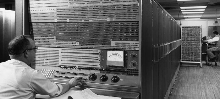 На изображении хорошо виден весь центральный процессор из которого выдвинута одна ячейка со всей своей сложной сетью электроснабжения