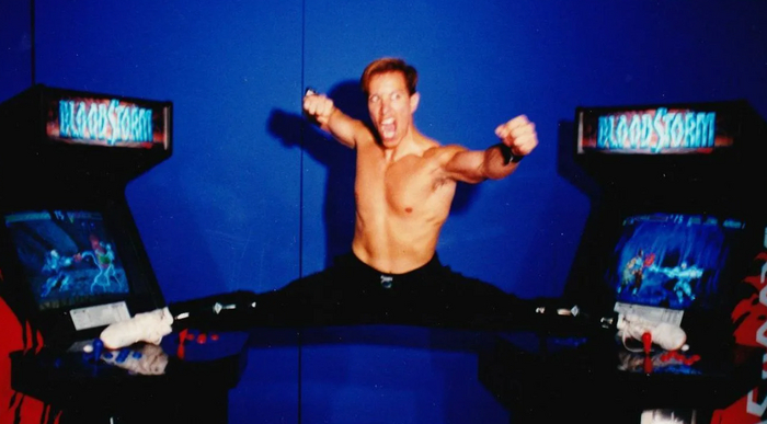 Так вот у кого Ван Дамм шпагату учился