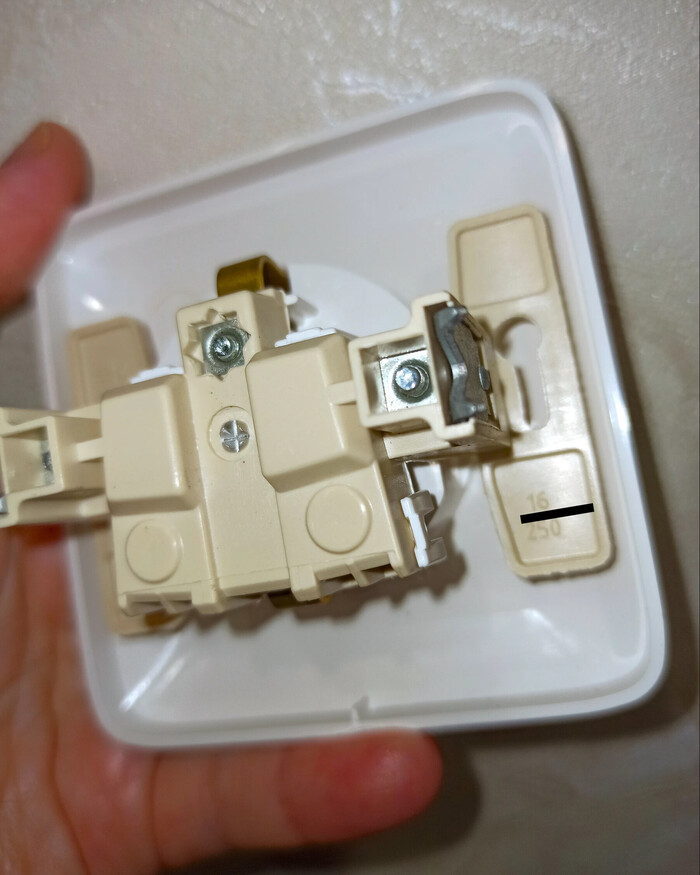 Какую мощность может выдержать бытовая розетка?