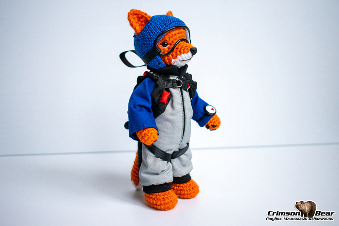 Все элементы экипировки, включая высотомер и очки - ручная работа.