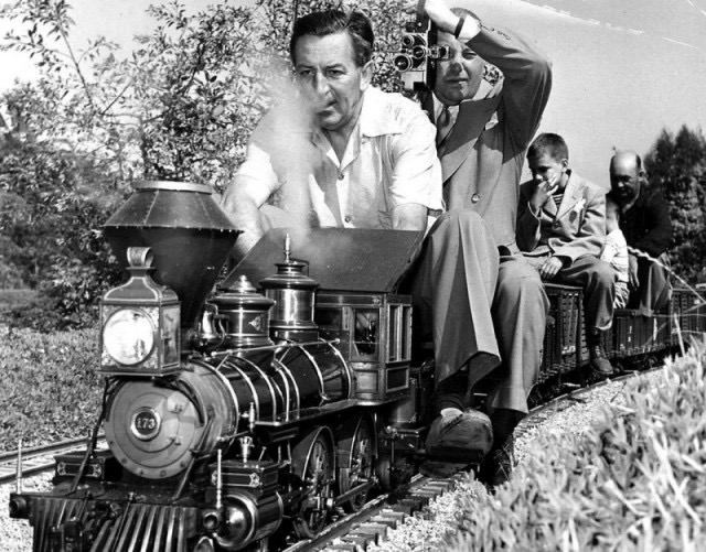 Уолт Дисней катается на поезде Carolwood Pacific по территории студии, 1951 г