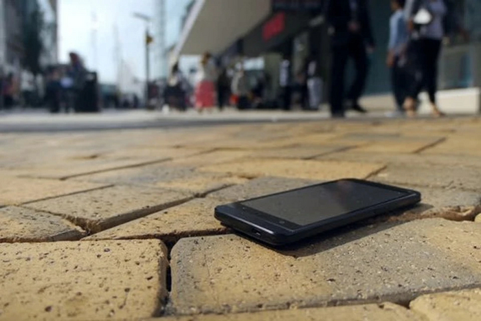 Мужик нашел телефон на дороге, взял его себе. Через 2 года к нему пришли из полиции, а затем осудили по ст. 158 УК РФ