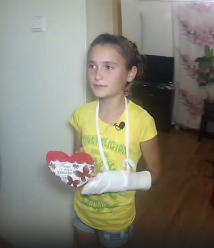 Девочка показывает открытку, которую ей подарил Ян. Кадр из программы "Мужское / Женское"