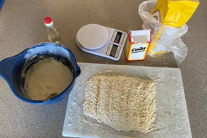 Нарезка масла с мукой