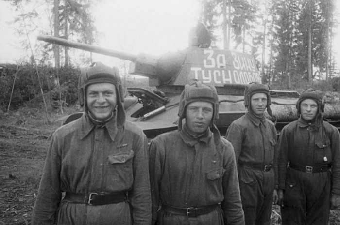 Танкисты 24-го танкового полка 46-й механизированной бригады 1-го Прибалтийского фронта, командир танкового взвода старший лейтенант Михаил Васильевич Носов (1922 г.р., слева), у своего танка Т-34 с надписью «За Зину Туснолобову»
