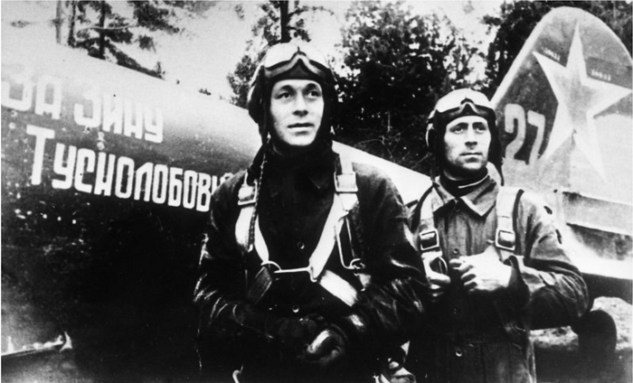 Экипаж штурмовика Ил-2 из 683-го штурмового авиаполка: летчик Пётр Кузьмич Андреев (1922 г.р., слева, в конце войны стал Героем Советского Союза) и воздушный стрелок Николай Кузьмич Мощенских (1912 — 1944)