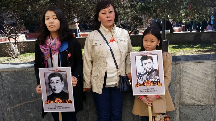 Портрет Семена в руках его двоюродной правнучки Дарьи.