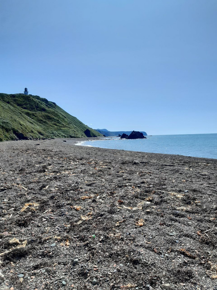 На другой стороне мыса. Вид на маяк Жонкиер и скалы Три сестры