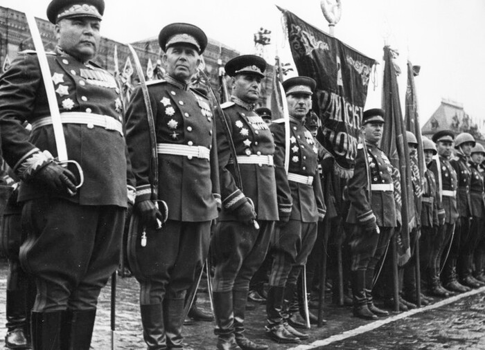 Строй сводного полка 2-го Украинского фронта на Красной площади на параде Победы 24 июня 1945 года. В первой шеренге слева командующий 2-м Украинским фронтом Маршал Советского Союза Родион Малиновский