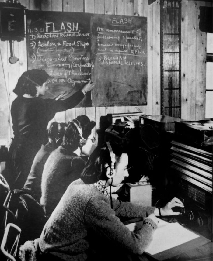 Сотрудницы британской радиостанции Би-Би-Си (BBC) проводят мониторинг передач немецкого радио