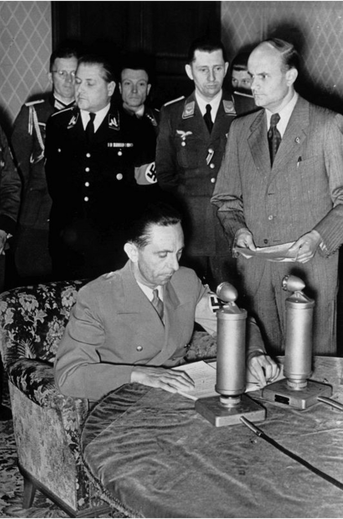 Йозеф Геббельс объявляет по радио о нападении на СССР. 22 июня 1941 года. Справа — статс-секретарь Леопольд Гуттерер. До капитуляции Германии оставалось уже меньше 4 лет