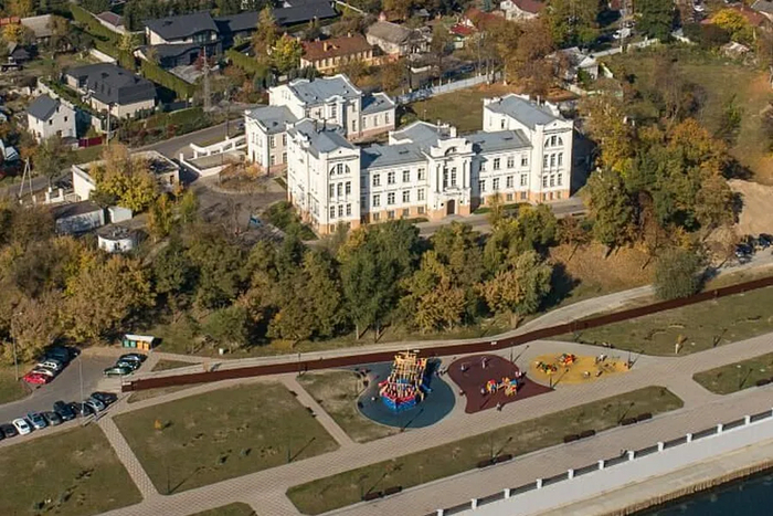 Здание бывшей гинекологической больницы и родильного дома