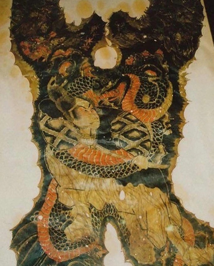 Его коллекция представляла собой эклектичную смесь традиционных японских татуировок, таких как культовые татуировки “иредзуми” на все тело, которые можно увидеть у членов якудза, и современных татуировок от известных художников со всего мира.