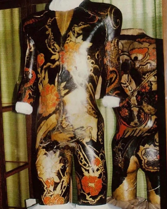 У доктора было такое увлечение и интерес к татуировкам, что он даже платил людям за то, чтобы они приобретали полные костюмы или заканчивали существующую работу, при условии, что он сможет собрать их рисунки, когда они перейдут границу миров.