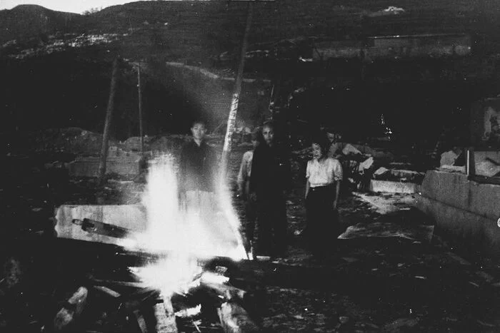 Family cremates relatives killed in Nagasaki atomic blast - The photo, Old photo, Black and white photo, Historical photo, The Second World War, Japan, Japanese, Nagasaki, Bombing of Hiroshima and Nagasaki, Cremation