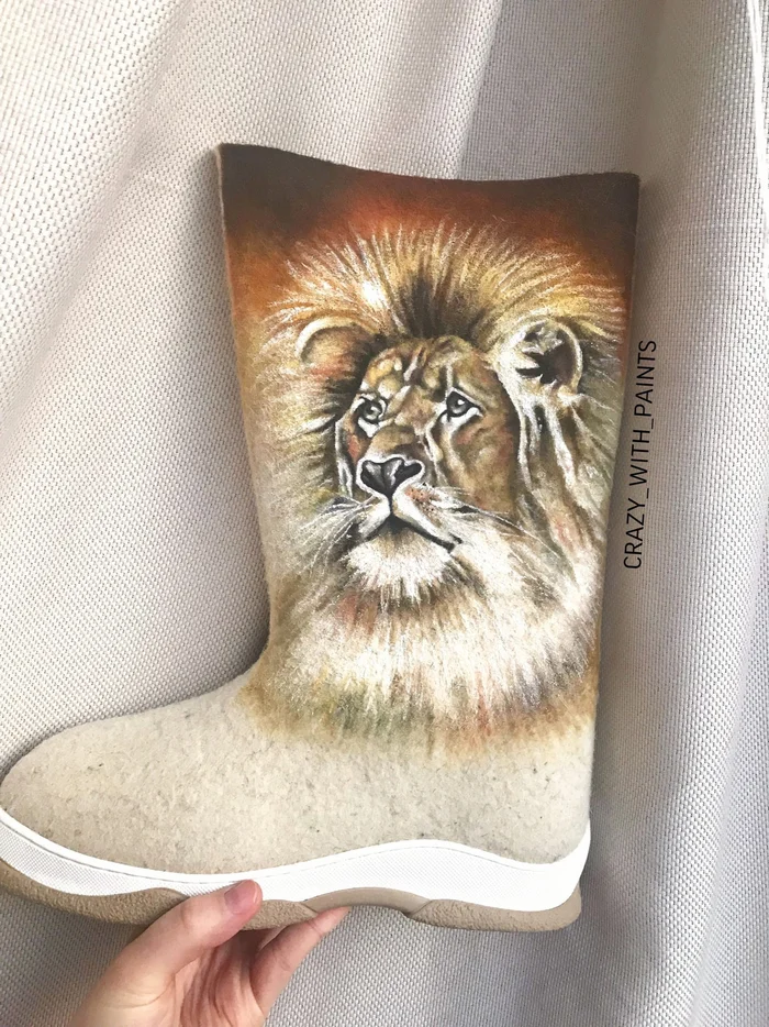 Hand painting felt boots with acrylic? Easy - My, With your own hands, Needlework with process, Master, Process, Artist, Moscow, Patriarchal Ponds, Felt boots, Painting on fabric, Painting, Beginner artist, Drawing, a lion, Acrylic, Paints, Crafts, Longpost