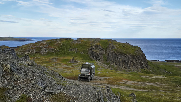 рядом с мысом Кекурский