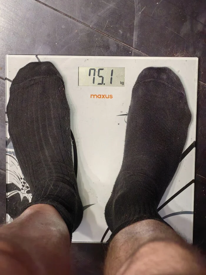 GOOD WEIGHT. AND THAT'S WITH PHONE, UNDERWEAR AND SOCKS. WITHOUT THEM 74.7. UNDERWEAR AND SOCKS WEIGH QUITE A LOT - Weight, scales