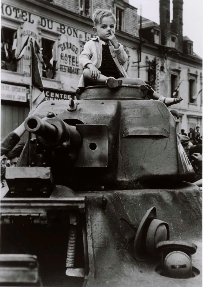 Tank boy - History (science), The photo, Paris, The Second World War