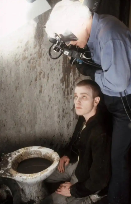 Юэн Макгрегор и оператор Брайан Тьюфано в "худшем туалете Шотландии" город Глазго,