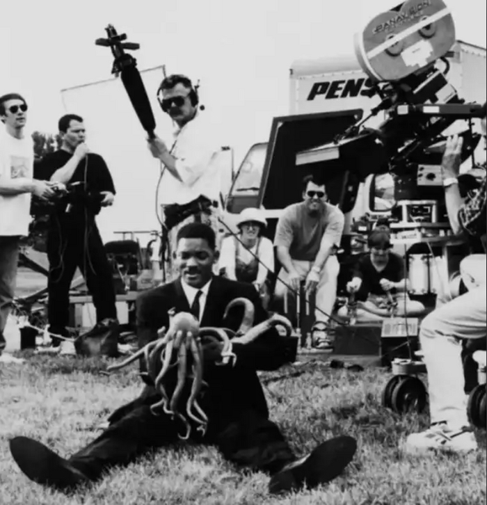 Уилл Смит держит новорожденного инопланетянина