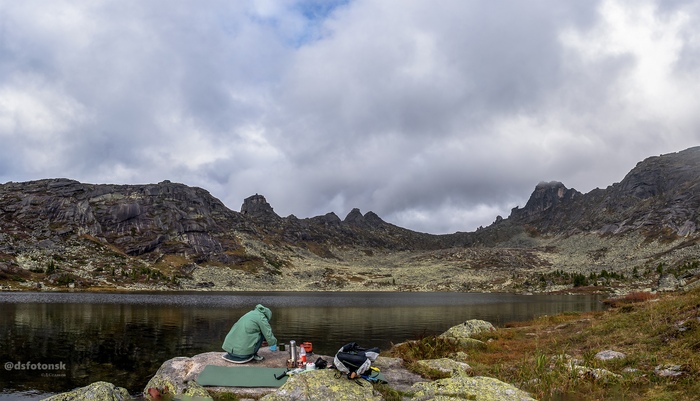 Машуська шевелит чай на берегу озера Каровое. Ергаки