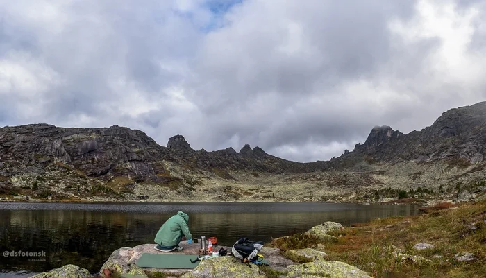 Mashuska stirs tea on the shore of Lake Karovoe. Ergaki - My, The nature of Russia, Ergaki, The mountains, Travel across Russia, The photo