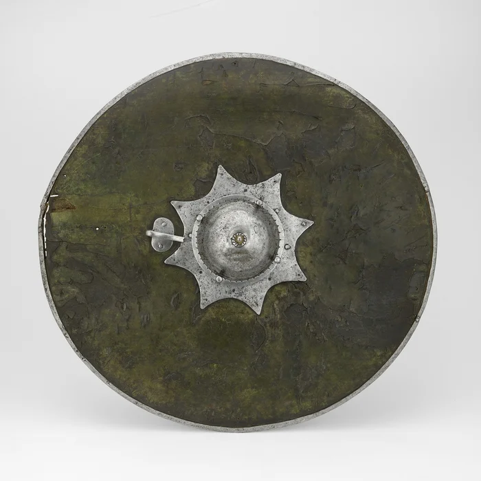 Large round shield, England. Leather, wood. Diameter: 61.3 cm Weight: 1658 g. Dated ca. 1550-1600 - Historical photo, History (science), Shield, Protection, Military history, 16th-17th century, England