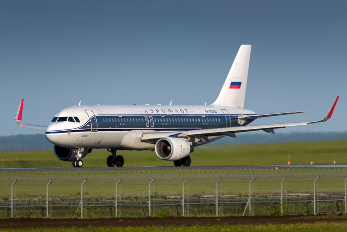 Airbus A320-214 RA-73753 Retro