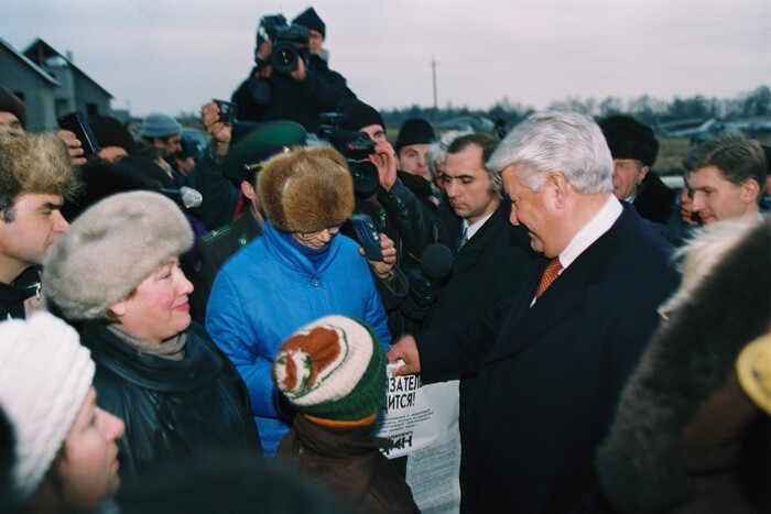 <!--noindex--><a href="https://pikabu.ru/story/devyanostyie_den_za_dnyom_24_noyabrya_1994_goda_12056038?u=https%3A%2F%2Fyeltsin.ru%2Farchive%2Fphoto%2F17312%2F&t=https%3A%2F%2Fyeltsin.ru%2Farchive%2Fphoto%2F17312%2F&h=cabbc0fb4bf6e7bda4ed1bf0104c46b3396101d2" title="https://yeltsin.ru/archive/photo/17312/" target="_blank" rel="nofollow noopener">https://yeltsin.ru/archive/photo/17312/</a><!--/noindex-->