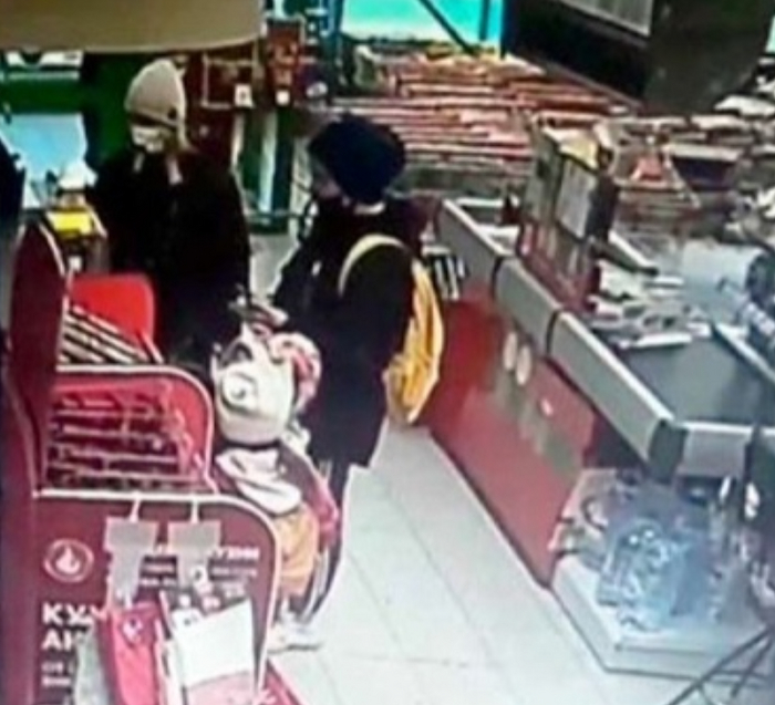 Софья и Алла покупают сладости в магазине