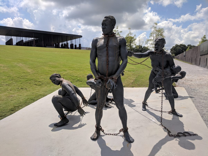 Памятник расовому террору в Мемориале мира и справедливости, Монтгомери, штат Алабама, США.