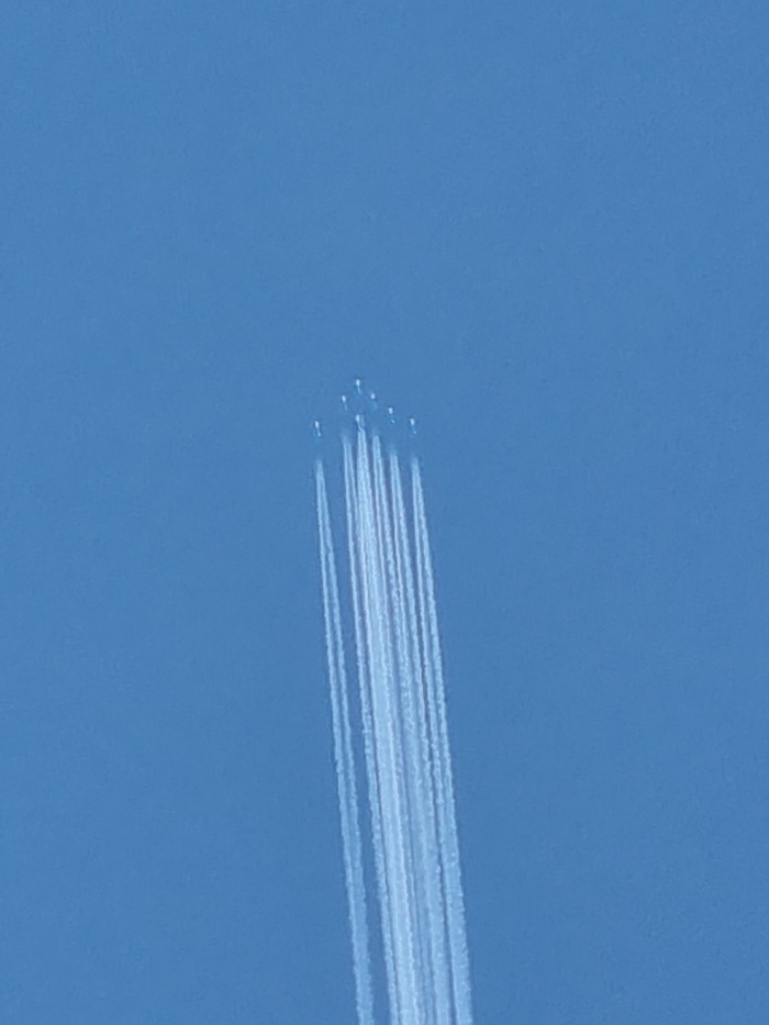 Сейчас высоко прошли на Тюменью - есть предположения, кто такие?