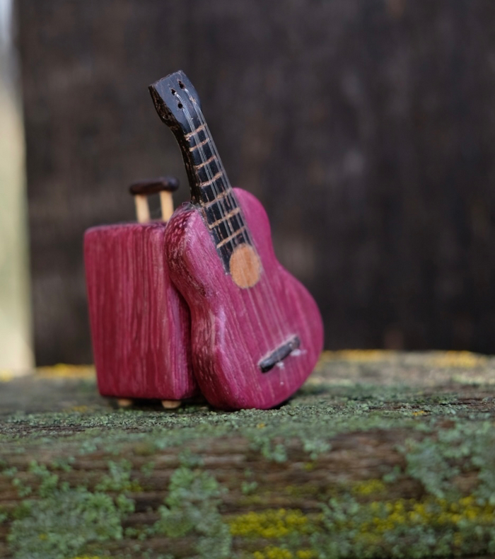 Миниатюра выполнена из таких пород древесины: амарант, венге, дуб.