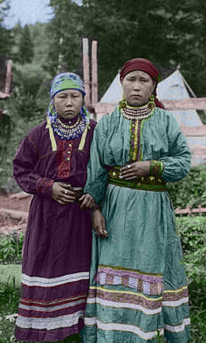 Женщины-шорцы в костюмах из кендыря обыкновенного. Фото с сайта <!--noindex--><a href="https://pikabu.ru/story/kendyir_12064544?u=http%3A%2F%2Farctic-megapedia.com&t=arctic-megapedia.com&h=666887ad59fa3d48f2154637dd3dc438c964454a" title="http://arctic-megapedia.com" target="_blank" rel="nofollow noopener">arctic-megapedia.com</a><!--/noindex-->