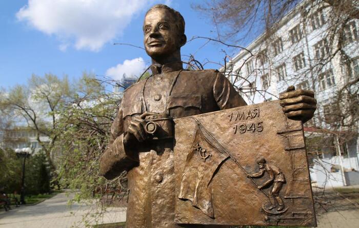 Памятник Евгению Халдею в центре Донецка