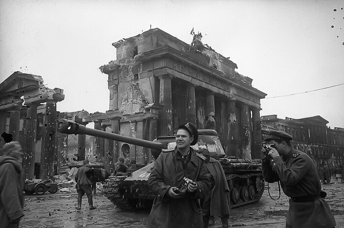Евгений Халдей в Берлине, май 1945