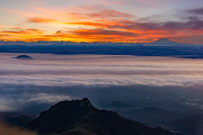 Two floors of one world - My, Landscape, Nature, Caucasian Mineral Waters, The photo, Elbrus, Beshtau, Clouds, Sunset