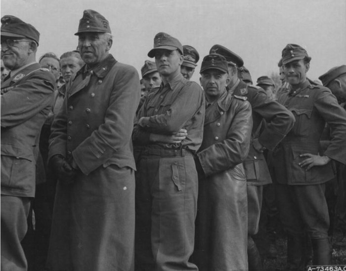     (-  alezredes),     .      (-  tartal&#xE9;kos z&#xE1;szl&#xF3;s),   