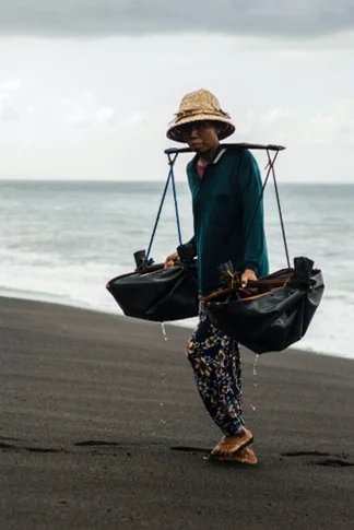 How about a holiday on a black beach? - My, Drive, Vacation, Relaxation, Island, Beach, Bali, Sand, Indonesia, Туристы, Longpost