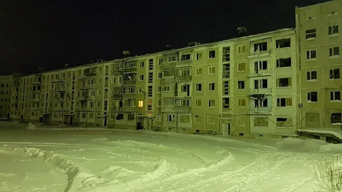 Vorgashor. House with one residential apartment - Komi, Vorkuta, North, The photo, Loneliness, Telegram (link), Longpost, Light in the window, Architecture