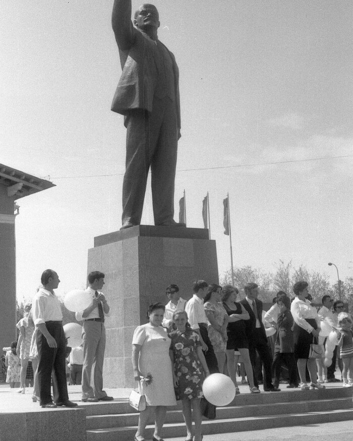 Статуя Ленина в Байконуре. 1970е.