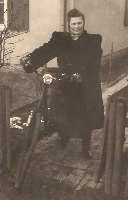 Ladies of the early 20th century and their bicycles - Past, Old photo, Historical photo, 20th century, A bike, Film, History (science), Black and white photo, Retro, Longpost