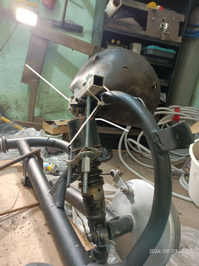 Треш-съемник. Немного сжимаем амортизатор. Да, что-то здесь не так. Выглядит опасно. :)