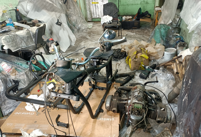 Достаем мотор из под верстака.