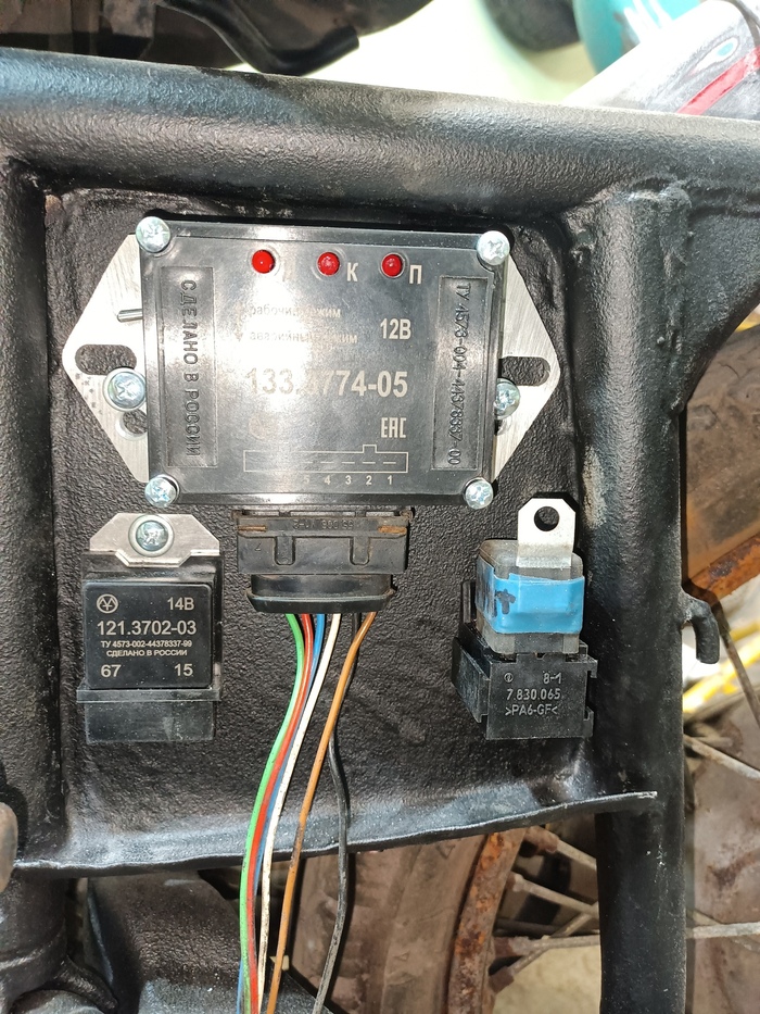 Коммутатор с возможностью включения аварийного зажигания. Реле зарядки.