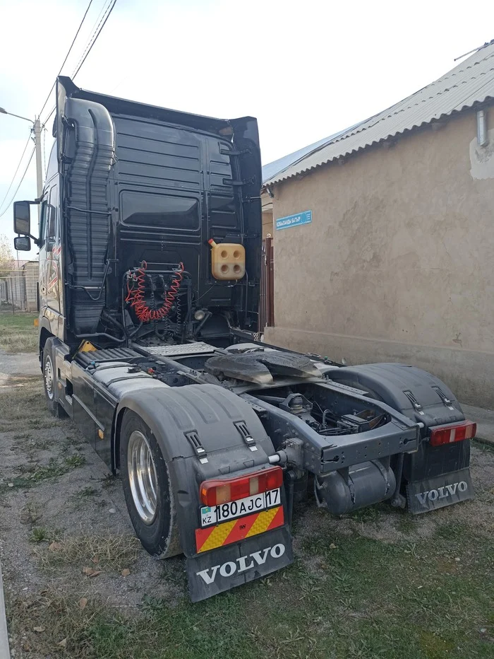 Today I met this car on my way home. What do you mean 25 years on it? Definitely not Optimus Prime? - My, Volvo, Wagon, Inscription, Longpost, Question, Ask Peekaboo, Transformers