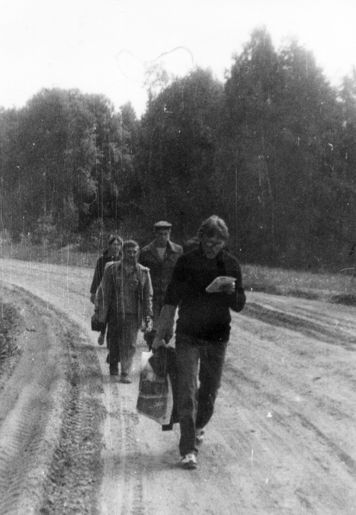 Идём в Чашкино. Саня впереди, успевает на ходу книжку читать, ну а мы плетёмся сзади.