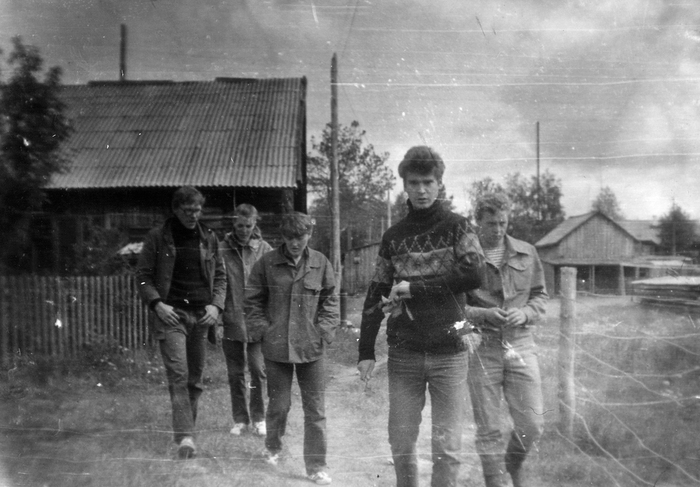 Гуляем по деревне. Димка Шмелёв явно недоволен тем, что я фотографирую.